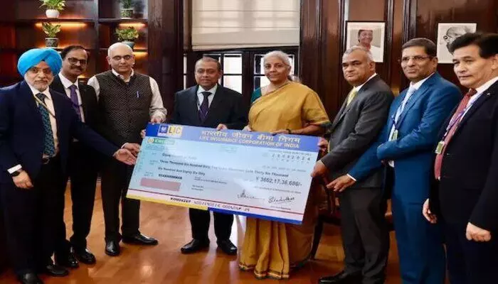 LIC: ప్రభుత్వానికి రూ. 3,662 కోట్ల డివిడెండ్ అందించిన ఎల్ఐసీ LIC: ప్రభుత్వానికి రూ. 3,662 కోట్ల డివిడెండ్ అందించిన ఎల్ఐసీ