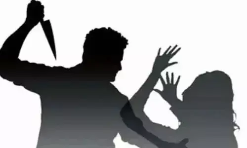 యువతిపై ప్రేమోన్మాది కత్తితో దాడి.. అక్కడికక్కడే మృతి