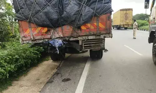 లారీ కిందకు దూసుకెళ్లిన కారు.. ముగ్గురు మృతి