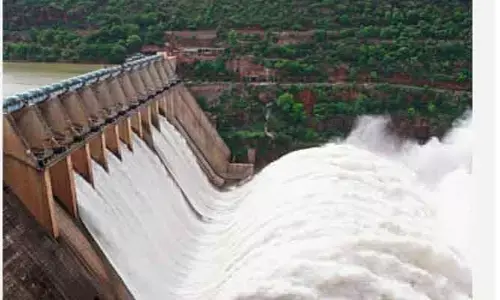 శ్రీశైలం ప్రాజెక్టుకు పోటెత్తిన వరద.. 7 గేట్లు ఎత్తిన అధికారులు