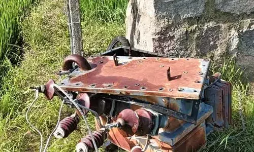 పొలాల్లో ధ్వంసం అవుతున్న ట్రాన్స్ ఫార్మర్లు