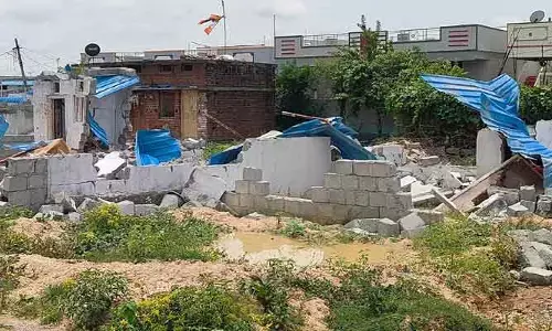 సంచలనం.. అర్ధరాత్రి 78 ఇండ్ల కూల్చివేత..
