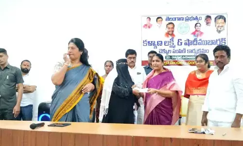 కల్యాణ లక్ష్మి చెక్కుల పంపిణీ కార్యక్రమంలో రసాభాస