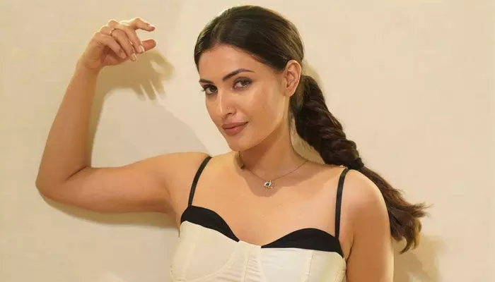 మత్తెక్కించే చూపులతో కవ్వింపులు..! మత్తెక్కించే చూపులతో కవ్వింపులు..!