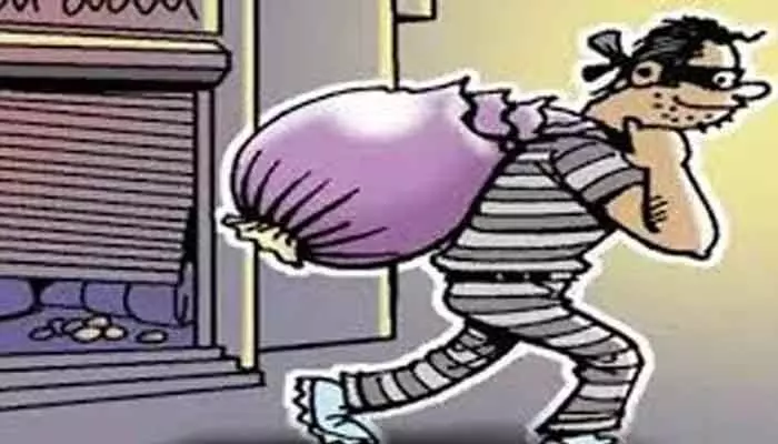 పల్లె జనాల్లో గొలుసు దొంగతనాల భయం..! పల్లె జనాల్లో గొలుసు దొంగతనాల భయం..!