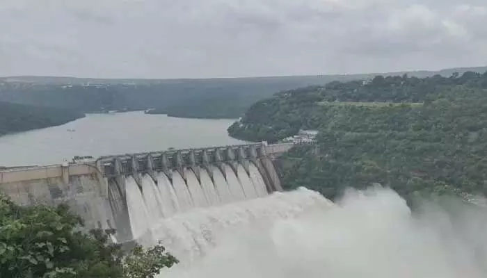 Srisailam reservoir : శ్రీశైలం ప్రాజెక్టుకు ఏమాత్రం తగ్గని వరద Srisailam reservoir : శ్రీశైలం ప్రాజెక్టుకు ఏమాత్రం తగ్గని వరద