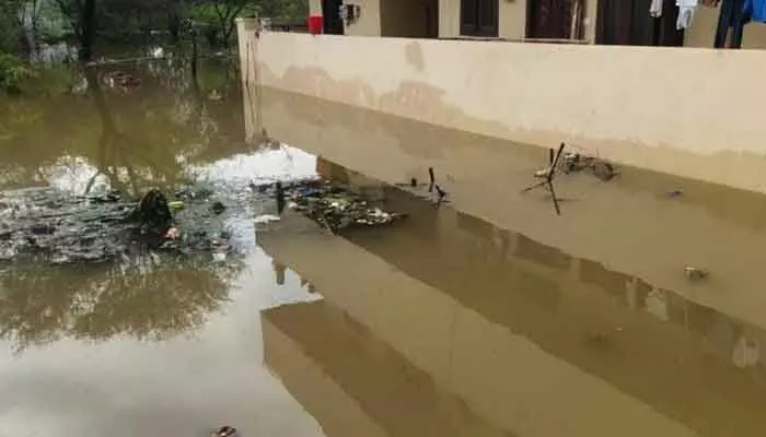 దర్జాగా కాలువ కబ్జా.. చినుకు పడితే ఇండ్లన్నీ నీళ్లలోనే.. దర్జాగా కాలువ కబ్జా.. చినుకు పడితే ఇండ్లన్నీ నీళ్లలోనే..