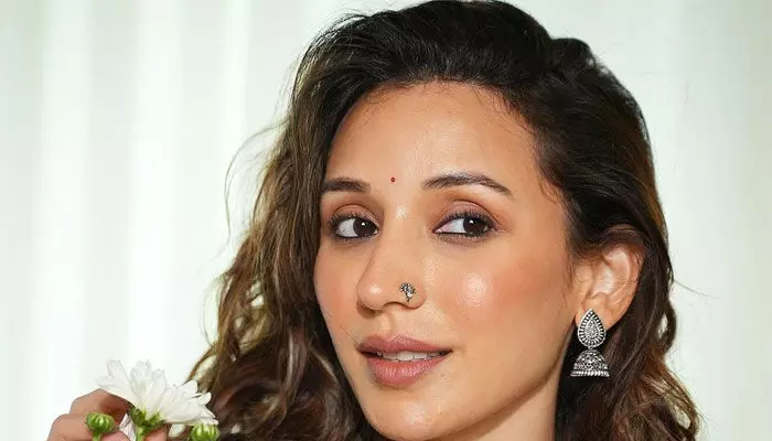 Heli Daruwalla looks hot in white Heli Daruwalla looks hot in white