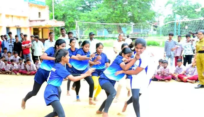 చదువుతో పాటు క్రీడల్లోనూ రాణించాలి చదువుతో పాటు క్రీడల్లోనూ రాణించాలి