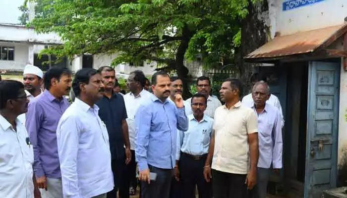 కబ్జా చేస్తే కఠిన చర్యలుః కలెక్టర్ రాహుల్ శర్మ కబ్జా చేస్తే కఠిన చర్యలుః కలెక్టర్ రాహుల్ శర్మ