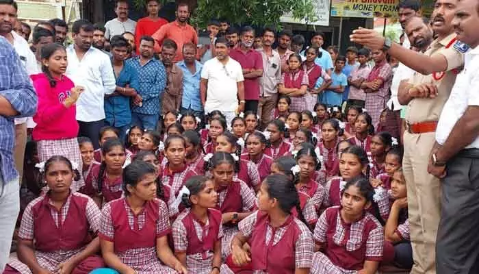 పురుగుల అన్నం పెడ్తున్నరు.. రోడ్డుపై విద్యార్థినుల ఆందోళన పురుగుల అన్నం పెడ్తున్నరు.. రోడ్డుపై విద్యార్థినుల ఆందోళన