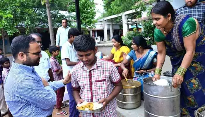 స్టూడెంట్లకు ఇబ్బందులు రావొద్దుః కలెక్టర్ శశాంక స్టూడెంట్లకు ఇబ్బందులు రావొద్దుః కలెక్టర్ శశాంక
