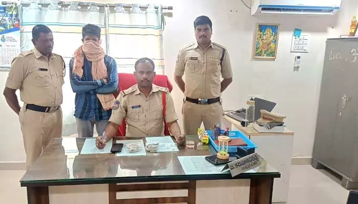 వరుస దొంగతనాలు చేసిన వ్యక్తి అరెస్ట్ వరుస దొంగతనాలు చేసిన వ్యక్తి అరెస్ట్