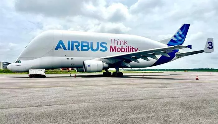 Airbus Beluga: హైదరాబాద్ లో ల్యాండైన.. ప్రపంచంలోనే అతిపెద్ద కార్గో విమానం! Airbus Beluga: హైదరాబాద్ లో ల్యాండైన.. ప్రపంచంలోనే అతిపెద్ద కార్గో విమానం!