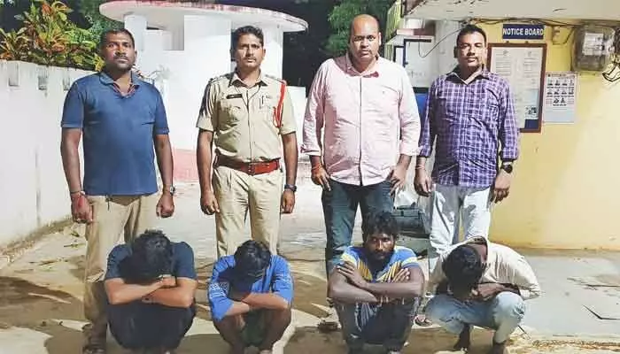 గంజాయి అమ్ముతున్న ఆరుగురి అరెస్టు గంజాయి అమ్ముతున్న ఆరుగురి అరెస్టు