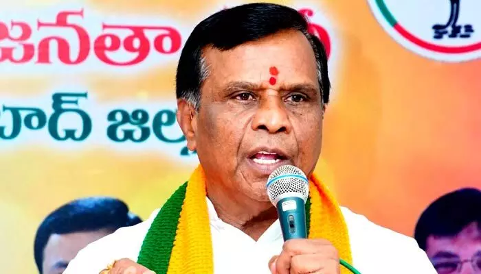 పోలీసులు గులాంగిరి చేయడం సిగ్గు చేటు పోలీసులు గులాంగిరి చేయడం సిగ్గు చేటు