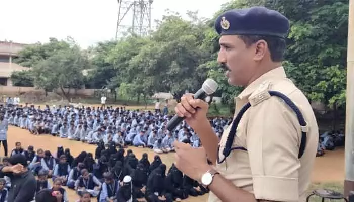 సోషల్ మీడియా పట్ల అప్రమత్తంగా ఉండాలి సోషల్ మీడియా పట్ల అప్రమత్తంగా ఉండాలి