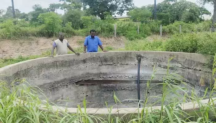 కబ్జా కోరల్లో తాగునీటి బావి.. కబ్జా కోరల్లో తాగునీటి బావి..
