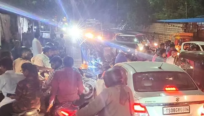 ఉప్పల్ లో గంటల కొద్దీ ట్రాఫిక్ జామ్ ఉప్పల్ లో గంటల కొద్దీ ట్రాఫిక్ జామ్