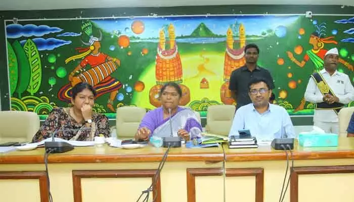 బ్యాంకర్లు రైతులను ఇబ్బంది పెట్టొద్దుః మంత్రి సీతక్క బ్యాంకర్లు రైతులను ఇబ్బంది పెట్టొద్దుః మంత్రి సీతక్క
