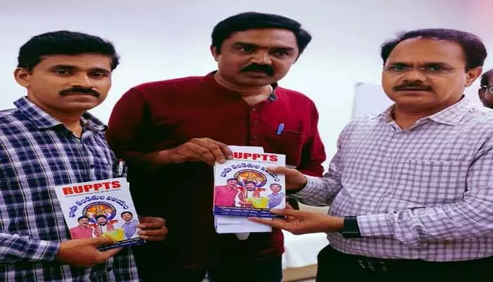 800 పోస్టులు అప్ గ్రేడ్ చేయండి! విద్యాశాఖ సెక్రటరీకి పండిత పరిషత్ నేతల వినతి 800 పోస్టులు అప్ గ్రేడ్ చేయండి! విద్యాశాఖ సెక్రటరీకి పండిత పరిషత్ నేతల వినతి