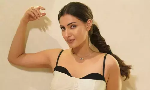 మత్తెక్కించే చూపులతో కవ్వింపులు..!