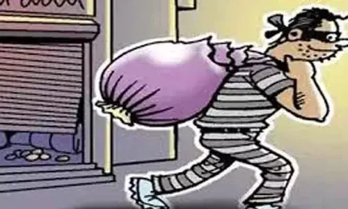 పల్లె జనాల్లో గొలుసు దొంగతనాల భయం..!
