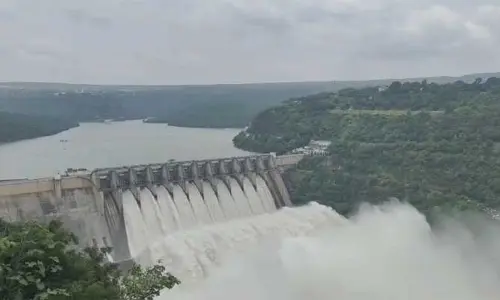 Srisailam reservoir : శ్రీశైలం ప్రాజెక్టుకు ఏమాత్రం తగ్గని వరద