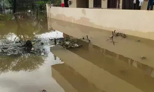 దర్జాగా కాలువ కబ్జా.. చినుకు పడితే ఇండ్లన్నీ నీళ్లలోనే..