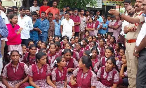 పురుగుల అన్నం పెడ్తున్నరు.. రోడ్డుపై విద్యార్థినుల ఆందోళన