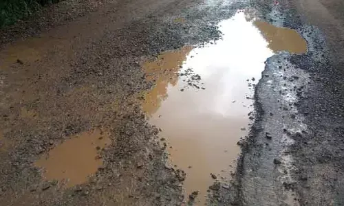 రోడ్డంతా గుంతలే.. ఆదమరిస్తే ప్రమాదమే
