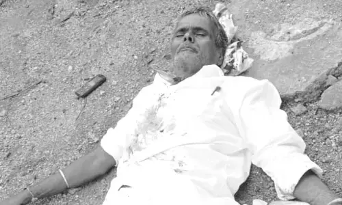 100 కి కాల్ చేసి  మరీ కత్తితో పొడుచుకొని ఆత్మహత్యాయత్నం