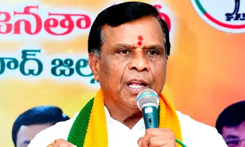 పోలీసులు గులాంగిరి చేయడం సిగ్గు చేటు