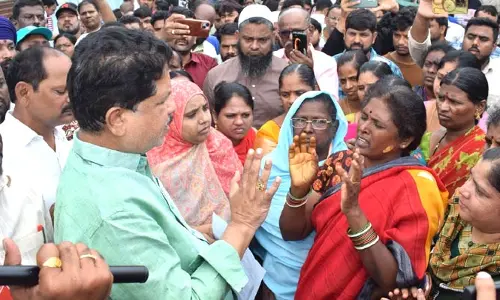 40 ఏళ్లుగా ఉంటున్న వారి జోలికి వస్తే ఊరుకునేది లేదు