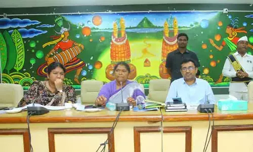 బ్యాంకర్లు రైతులను ఇబ్బంది పెట్టొద్దుః మంత్రి సీతక్క