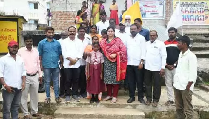 చిన్నారి దుర్గను బడిలో చేర్పించిన కలెక్టర్ చిన్నారి దుర్గను బడిలో చేర్పించిన కలెక్టర్