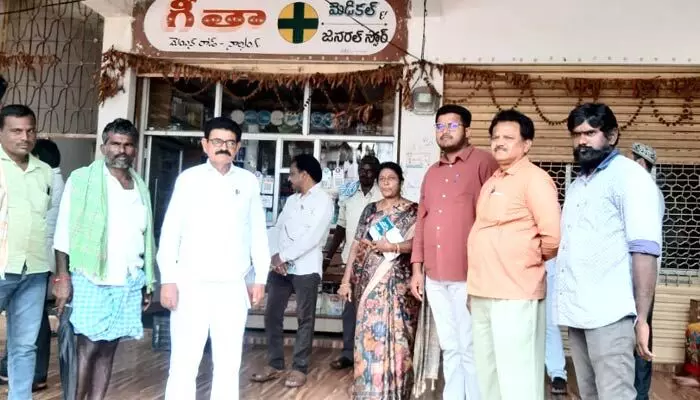 ముందే తెలిసి మూసేశారు... ముందే తెలిసి మూసేశారు...