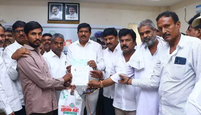 పేదల ఆరోగ్యం కోసం ప్రత్యేక శ్రద్ద తీసుకుంటాంః ఎమ్మెల్యే మనోహర్ రెడ్డి పేదల ఆరోగ్యం కోసం ప్రత్యేక శ్రద్ద తీసుకుంటాంః ఎమ్మెల్యే మనోహర్ రెడ్డి