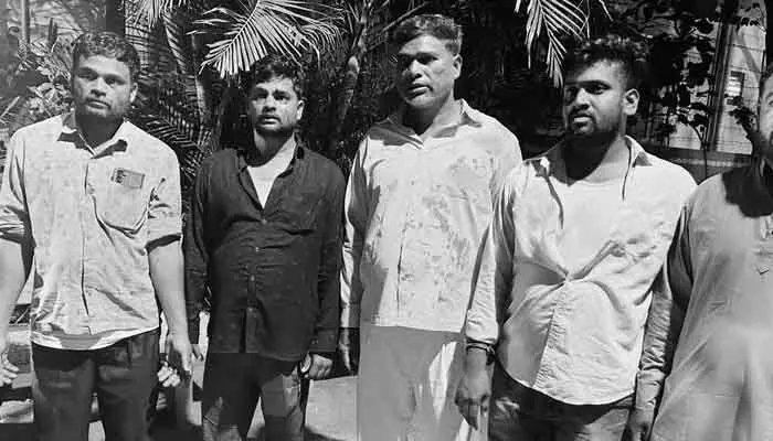 దర్గా వద్ద ఘర్షణ.. ఇరు వర్గాల వారికి గాయాలు దర్గా వద్ద ఘర్షణ.. ఇరు వర్గాల వారికి గాయాలు