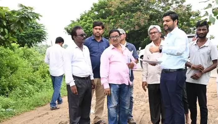 గ్రామాల్లో పూర్తి సౌకర్యాలు కల్పిస్తాంః కలెక్టర్ వెంకటేష్ దోత్రే గ్రామాల్లో పూర్తి సౌకర్యాలు కల్పిస్తాంః కలెక్టర్ వెంకటేష్ దోత్రే