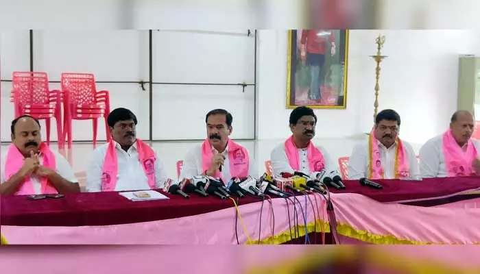 దేవాదులపై ఉత్తమ్ వి ఉత్త మాటలే.. బీఆర్ ఎస్ మాజీ ఎమ్మెల్యేలు దేవాదులపై ఉత్తమ్ వి ఉత్త మాటలే.. బీఆర్ ఎస్ మాజీ ఎమ్మెల్యేలు