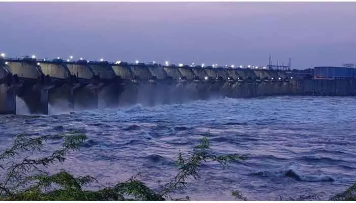 పులిచింతలకు భారీగా వరద.. 13 గేట్లు ఎత్తిన అధికారులు పులిచింతలకు భారీగా వరద.. 13 గేట్లు ఎత్తిన అధికారులు
