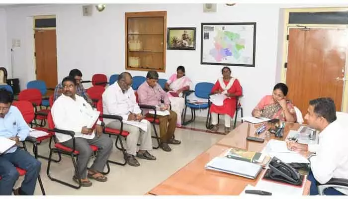 భారీ వర్షాలు.. అధికారులు అప్రమత్తంగా ఉండండిః కలెక్టర్ రాజార్షి షా భారీ వర్షాలు.. అధికారులు అప్రమత్తంగా ఉండండిః కలెక్టర్ రాజార్షి షా