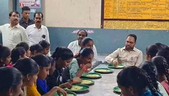 మెనూ ప్రకారం భోజనం పెట్టాలిః కలెక్టర్ శశాంక మెనూ ప్రకారం భోజనం పెట్టాలిః కలెక్టర్ శశాంక