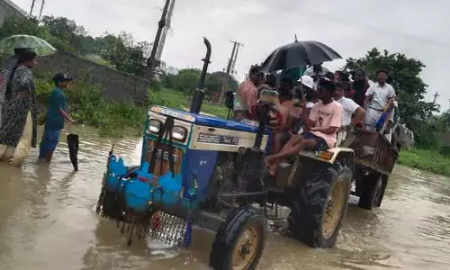 భారీ వర్షం.. ప్రాణాలు అరచేతిలో పెట్టుకుని వాగులు దాటుతున్న విద్యార్థులు