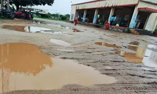 బస్టాండ్ మొత్తం బురదమయం