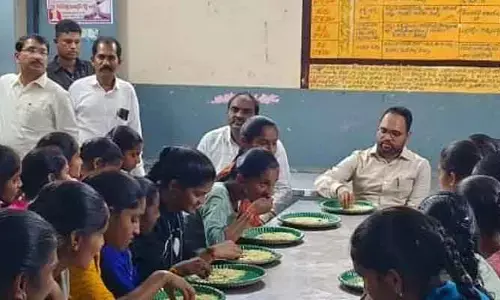 మెనూ ప్రకారం భోజనం పెట్టాలిః కలెక్టర్ శశాంక