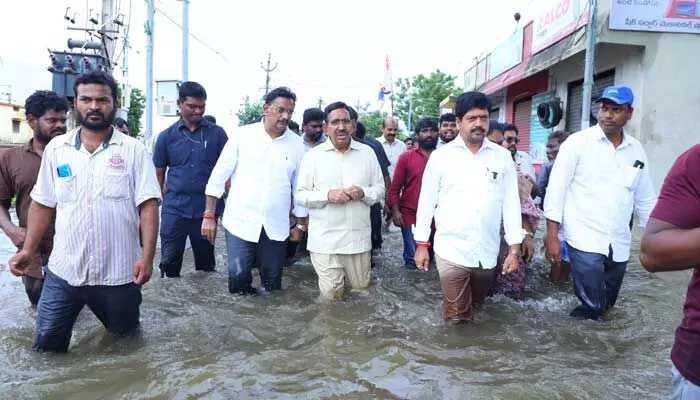 Breaking News: విజయవాడ విలవిల.. వరదలో మంత్రులు Breaking News: విజయవాడ విలవిల.. వరదలో మంత్రులు