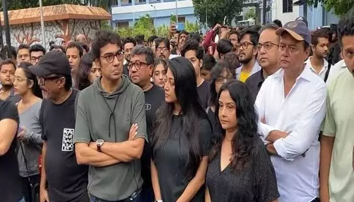 కోల్ కతా లో కొనసాగుతున్న నిరసనలు.. పాల్గొన్న పలువురు సినీ ప్రముఖులు కోల్ కతా లో కొనసాగుతున్న నిరసనలు.. పాల్గొన్న పలువురు సినీ ప్రముఖులు