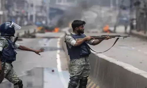 Bangladesh: దోచుకున్న ఆయుధ సామాగ్రి తిరిగి ఇవ్వాలని బంగ్లాదేశ్ పోలీసుల ఆదేశాలు